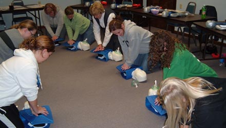 Formation en premiers soins, RCR, défibrillateur externe automatisé (DEA) et en soins anaphylactiques (Niveau C)